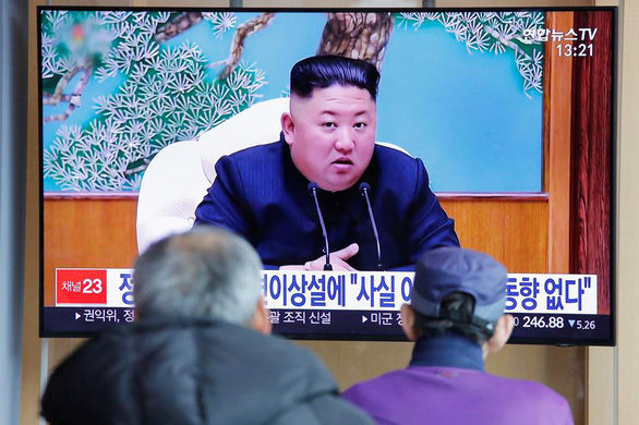 Người dân Hàn Quốc xem truyền hình đưa tin tức về lãnh đạo Triều Tiên Kim Jong Un tại Seoul, Hàn Quốc ngày 21/4 - Ảnh: REUTERS