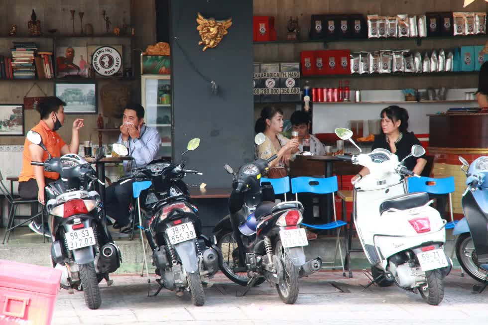 TP.HCM sẽ áp dụng các biện pháp phòng chống dịch bệnh theo quy định của Thủ tướng Chính phủ. Một quán cafe trên đường Nguyễn Bỉnh Khiêm. Ảnh: Tri Thức