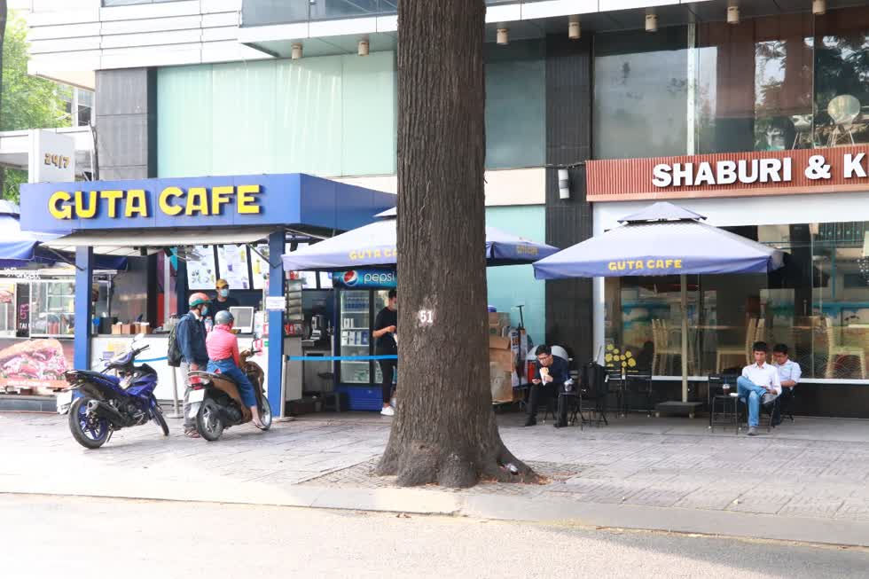 Trên đường Trần Cao Vân, quận 1 các quán cafe cũng mở cửa trở lại đón khách, tuy không quá đông nhưng người dân cũng rất vui mừng khi được buôn bán trở lại. Ảnh: Tri Thức
