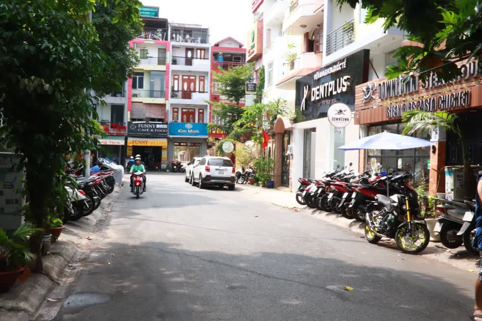 Đường Hoa Mai, quận Phú Nhuận thỉnh thoảng mới có vài chiếc xe máy chạy ngang, nhưng trước các quán ăn, quán cafe thì vẫn xếp đầy xe máy. Ảnh: Tri Thức