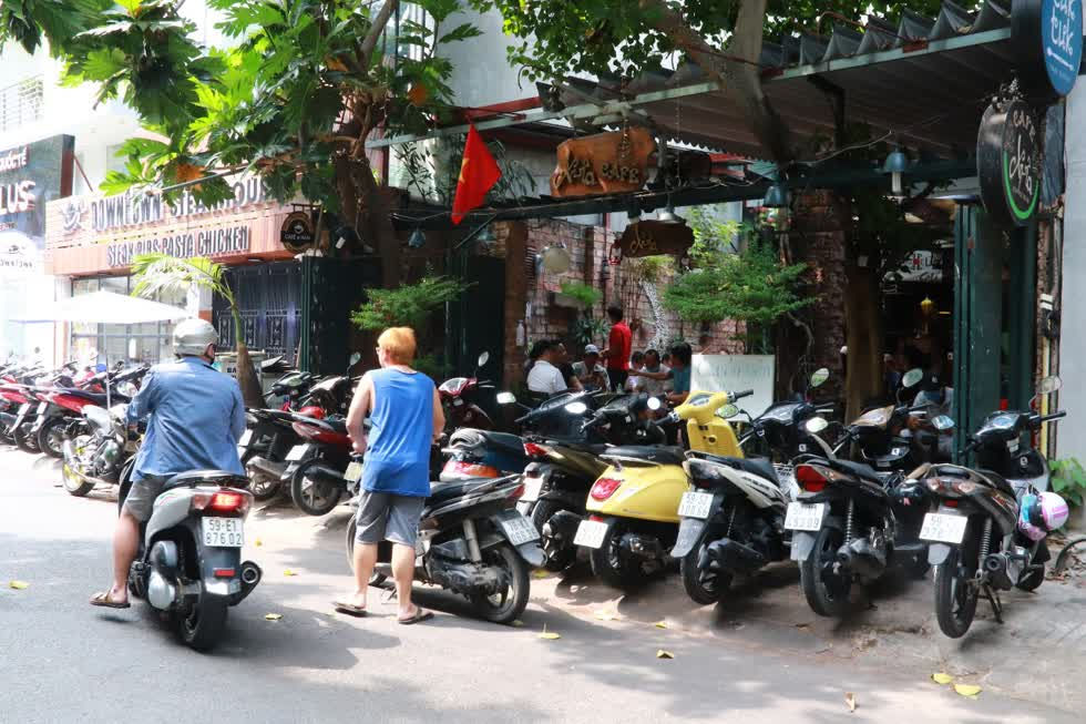 Xe máy đông nghẹt tại một quán cafe trên đường Hoa Mai, quận Phú Nhuận trong ngày đầu mở cửa trở lại. Ảnh: Tri Thức