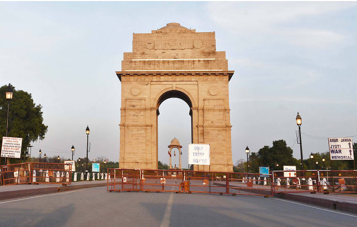   Đài tưởng niệm chiến tranh Ấn Độ Gate ở New Delhi được chụp vào ngày 17/10/2019 (ảnh phải) và vào ngày 8/4/2020 sau khi phong tỏa toàn quốc 21 ngày (ảnh trái). Theo Reuters New Delhi đang có 