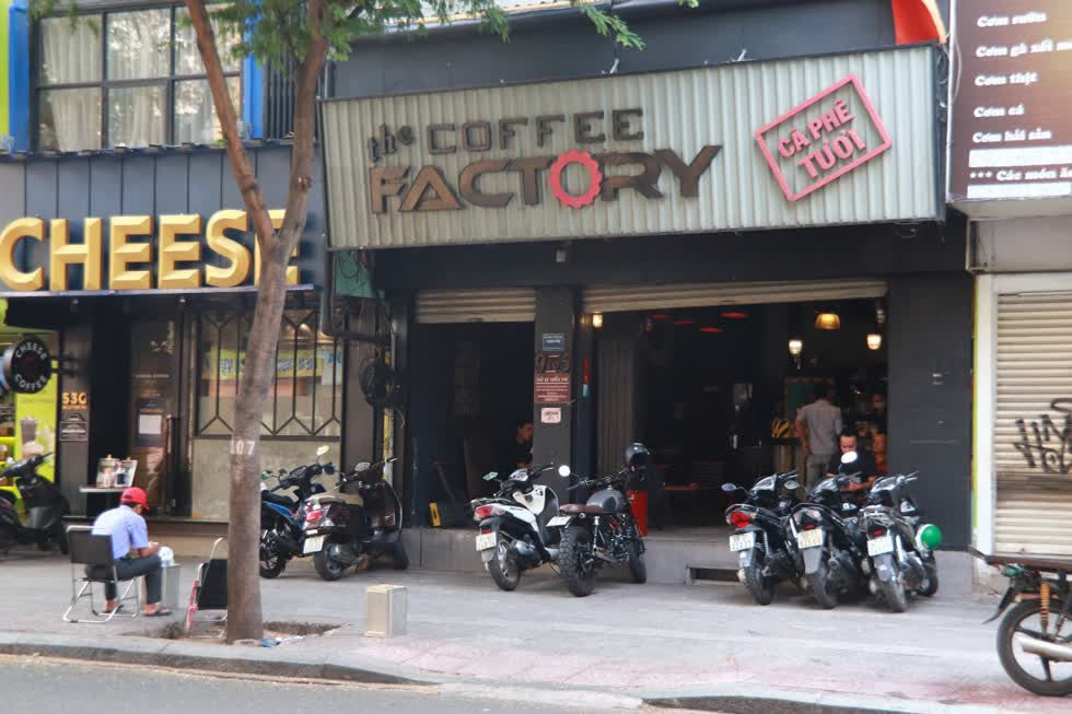 Trên đường Nguyễn Du, quán cafe khá nổi tiếng cũng mở cửa trở lại. Ảnh: Tri Thức