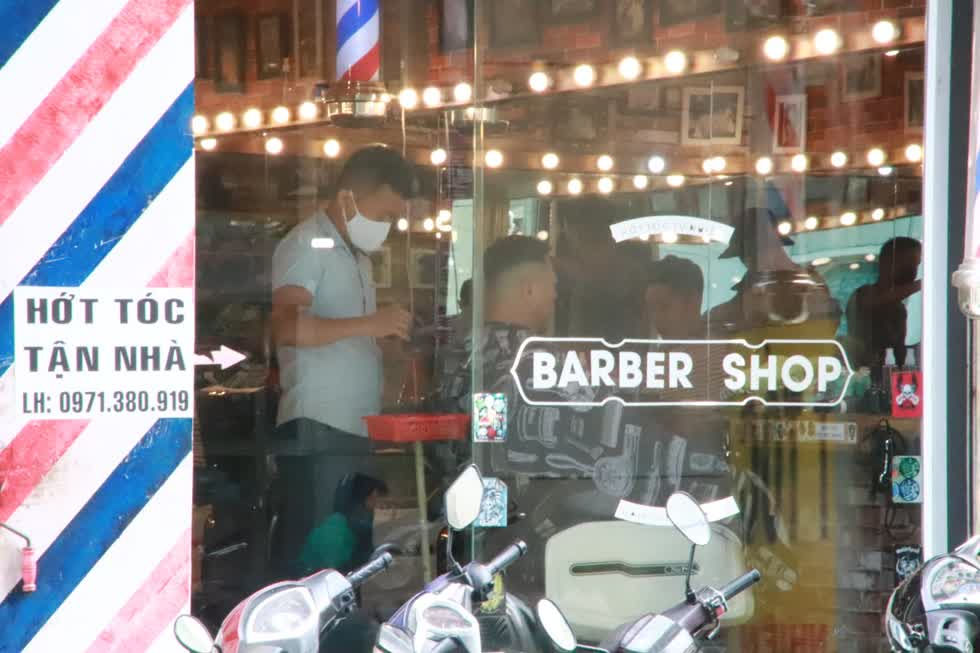 Tiệm làm tóc trên đường Phùng Văn Cung, Phú Nhuận khi mở cửa trở lại lập tức có khách bởi nhiều người 