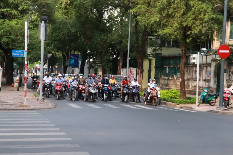 Ngã tư Minh Khai - Phạm Ngọc Thạch sáng nay đã có nhiều xe máy lưu thông. Ảnh: Tri Thức