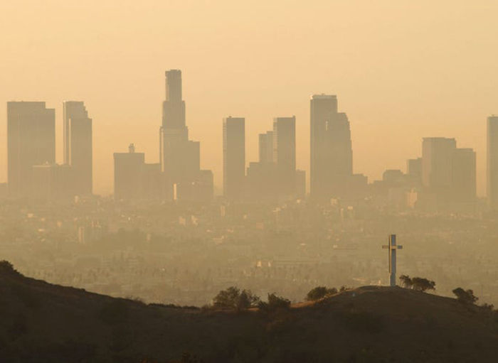   Los Angeles, California, Mỹ được biết đến với khói bụi và mật độ giao thông dày đặc. Nhưng bức ảnh chụp (phải) cho thấy dãy núi San Gabriel vào ngày 14/4/2020 trở nên trong xanh. Theo Business Insider, việc cải thiện ô nhiễm không khí có thể là kết quả của việc có ít máy bay và ô tô trên đường hơn.  