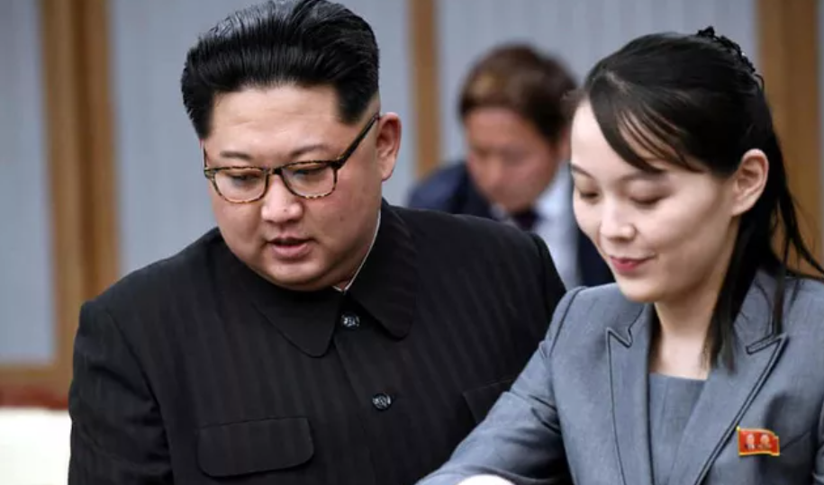 Ông Kim Jong-un với em gái trong cuộc gặp với Tổng thống Hàn Quốc Moon Jae In tại khu phi quân sự năm 2018. Ảnh: Reuters.