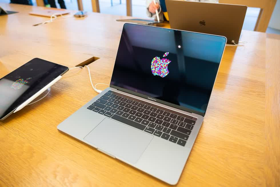   Một chiếc MacBook Pro trong một cửa hàng bán lẻ của Apple. Ảnh: Getty.  