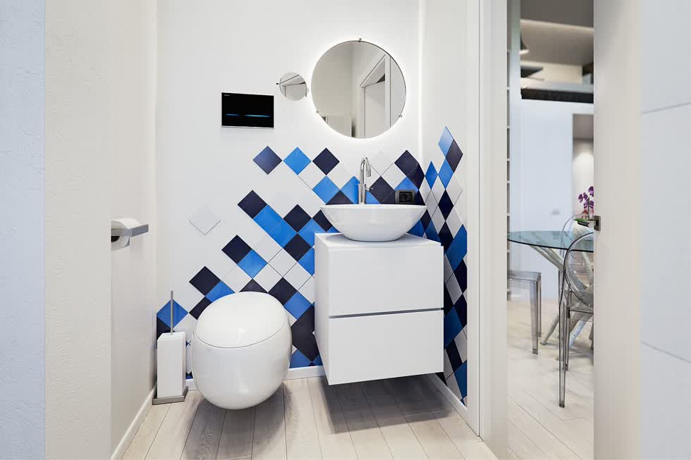Phòng tắm nhỏ màu trắng kết hợp với màu xanh lam và xám đen.