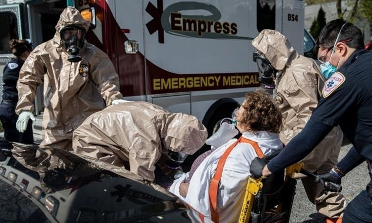   Nhân viên cấp cứu di chuyển bệnh nhân tại Yonkers, Mỹ, ngày 14/4. Ảnh: AFP.  