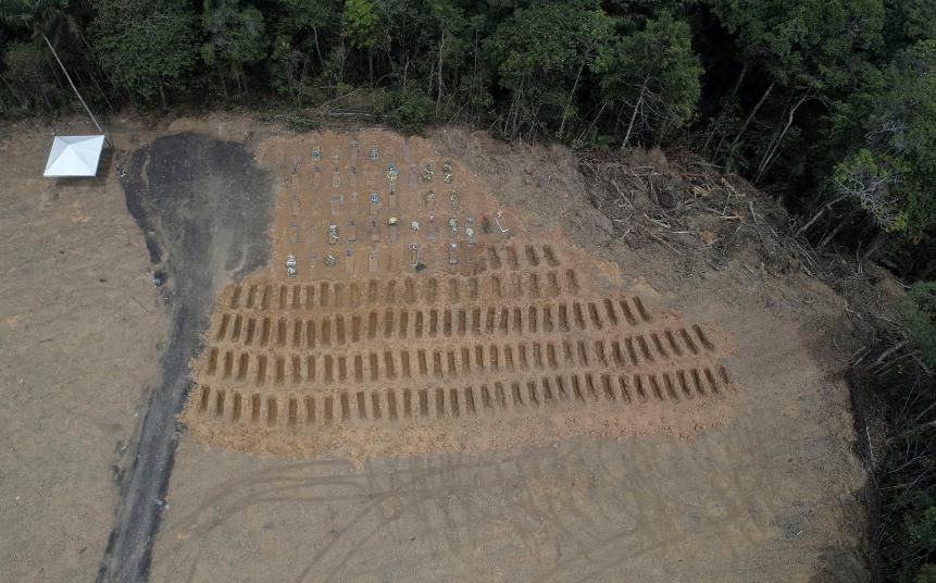 Những ngôi mộ mới đào được nhìn thấy tại nghĩa trang Nossa Senhora Aparecida, giữa đại dịch COVID-19 ở Manaus, bang Amazonas, Brazil hôm 22/4. Ảnh: AP