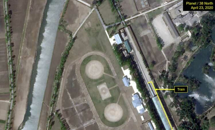   Ảnh vệ tinh chụp đoàn tàu tại Wonsan, Triều Tiên, hôm 23/4. Ảnh: Reuters/38 North  