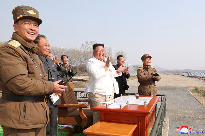 Nhà lãnh đạo Triều Tiên Kim Jong-un thăm một đơn vị không quân trong ảnh hãng thông tấn KCNA công bố hôm 12/4. Ảnh: KCNA 