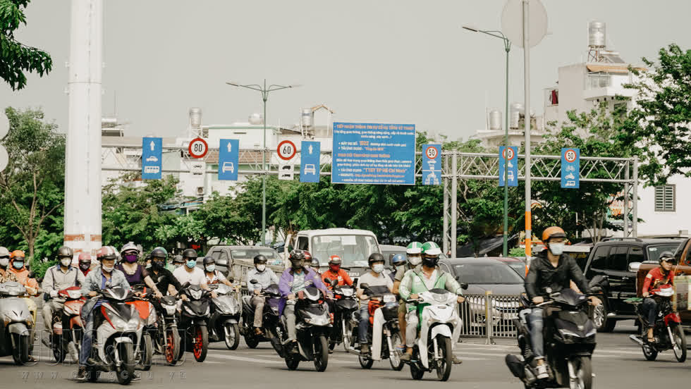 Từ sáng sớm, đường phố Sài Gòn đã nhộn nhịp xe cộ, rất nhiều người đã đi làm trở lại ngay sau khi lệnh cách ly xã hội được gỡ bỏ. Ảnh ghi nhận tại đại lộ Phạm Văn Đồng.
