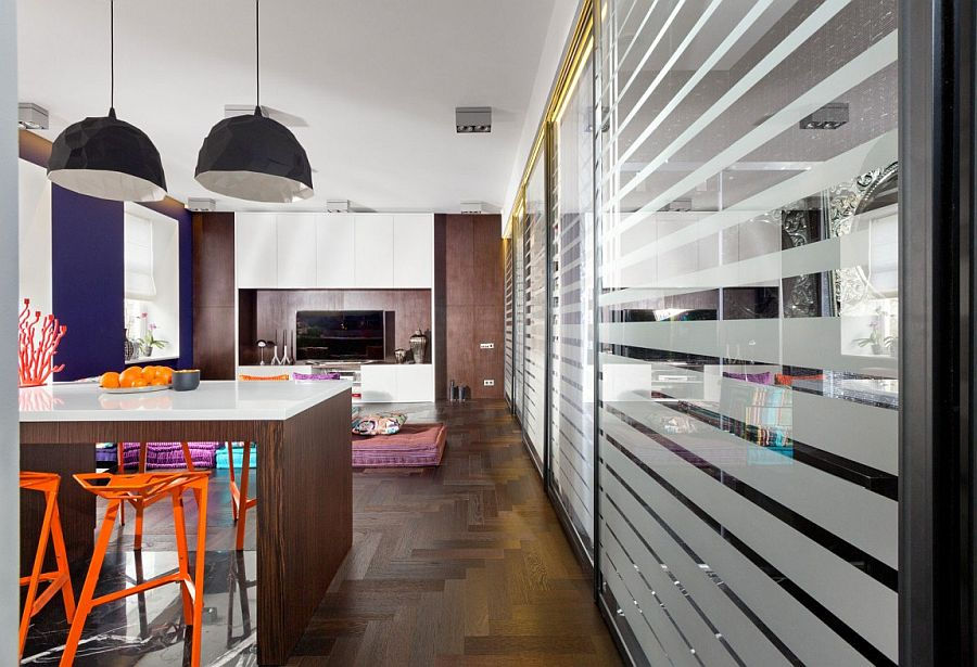 Quầy bếp và bàn ăn trong căn hộ nhỏ đầy màu sắc hiện đại, tạo cảm giác rộng hơn.