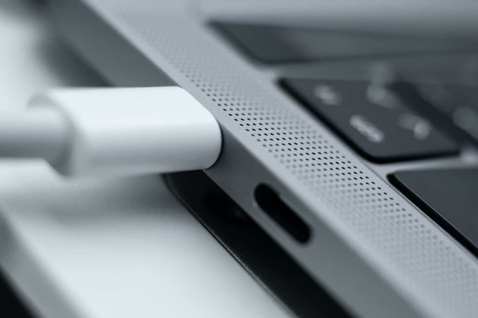 Sạc MacBook không đúngc ách có thể dẫn đến quạt ồn và hiệu suất thấp