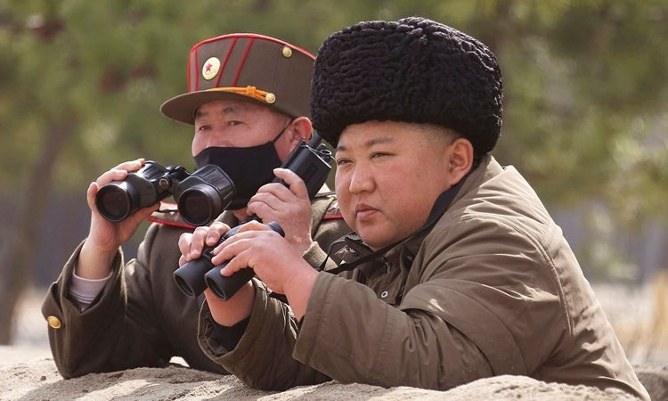   Kim Jong-un (phải) theo dõi một cuộc diễn tập ở Triều Tiên hồi tháng trước. Ảnh: KCNA.  