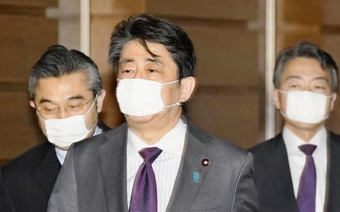   Thủ tướng Nhật Abe đeo khẩu trang phòng chống COVID-19. Ảnh: Kyodo.  