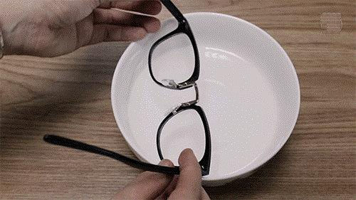 Mẹo đeo kính không bị mờ khi ăn đồ nóng