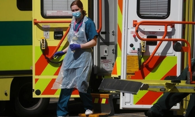   Nhân viên y tế Anh bên ngoài bệnh viện Lewisham, London, hôm 20/4. Ảnh: Reuters.   