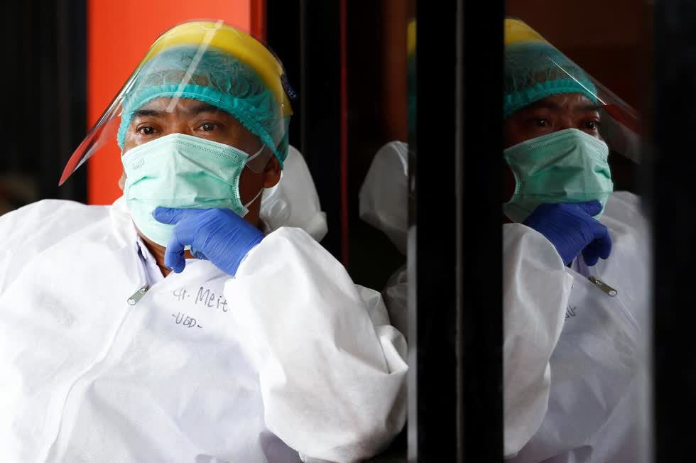Một nhân viên y tế  tại Jakarta, Indonesia. Ảnh: Reuters.
