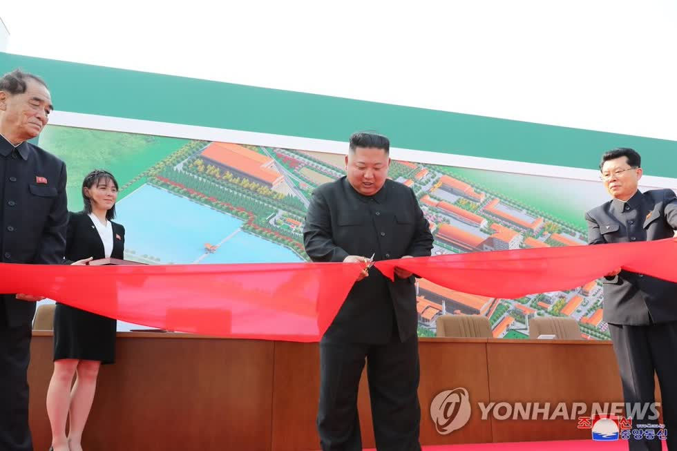 Ông Kim Jong-un cắt băng khánh thành nhà máy sản xuất phân bón Sunchon. Ảnh: Yonhap.