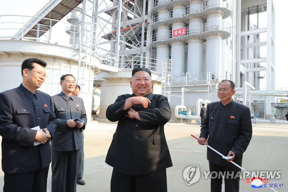   Nhà lãnh đạo Triều Tiên Kim cười tươi khi tham gia lễ khánh thành nhà máy phân bón trong bức ảnh này do KCNA phát hành vào ngày 2/5/2020. Điều này đánh dấu sự xuất hiện công khai đầu tiên của ông sau 20 ngày vắng mặt làm dấy lên tin đồn về sức khỏe của ông. Ảnh: Yonhap  