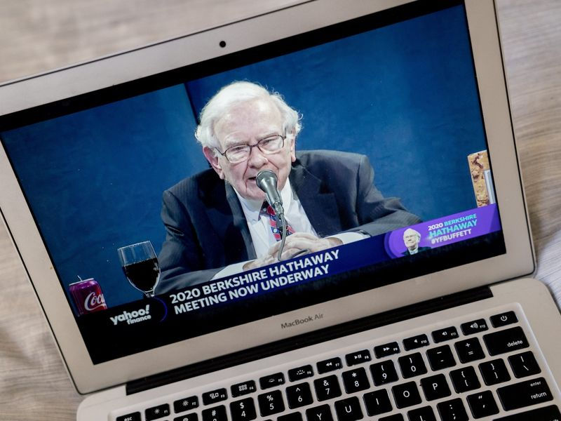 Tỷ phú Warren Buffett tại cuộc họp đại hội cổ đông trực tuyến ngày 2/5,. Ảnh: Bloomberg.
