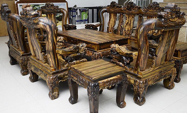   Bộ bàn ghế phòng khách được làm hoàn toàn bằng chất liệu gỗ mun.  