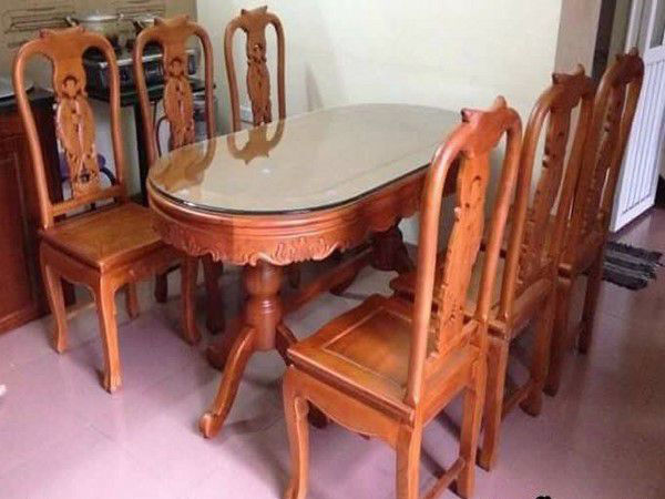  Bộ bàn ghế ăn được làm từ gỗ hương sang trọng.  