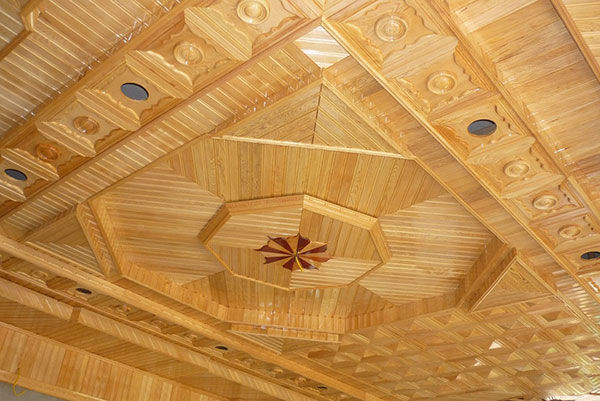   Gỗ Pơ Mu được dùng thi công trần nhà rất đẹp.  