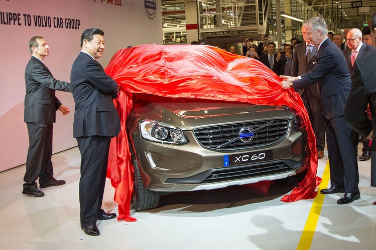 Geely bỏ ra 1,8 tỷ USD mua hãng Volvo. Trong 9 năm qua, lượng xe của Volvo tiêu thụ ở thị trường Trung Quốc đã tăng bằng lần.