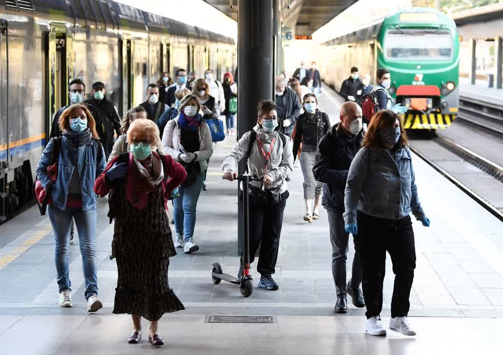   Người dân đeo khẩu trang tại ga đường sắt Cadorna, Milan, Italy ngày 4/5. Ảnh: Reuters  