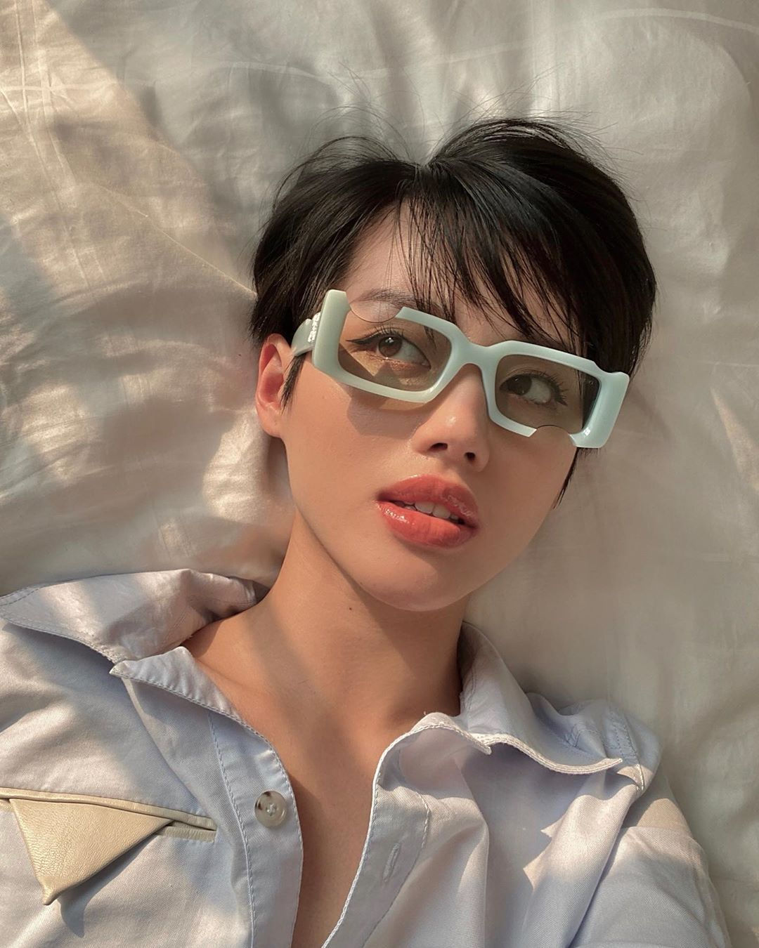 Nếu bạn đã chán những chiếc kính quen thuộc, hãy thử “đổi gió” với thiết kế kính độc đáo của Khánh Linh. (Ảnh: @klinhnd)