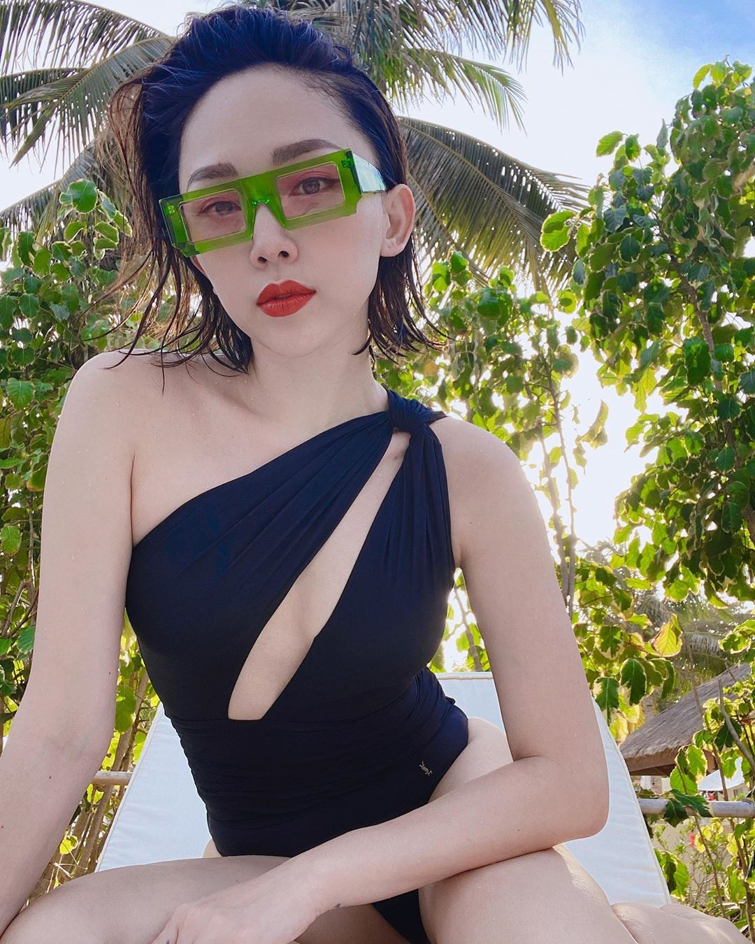 Tóc Tiên đeo kính thời trang gọng lớn màu xanh lá