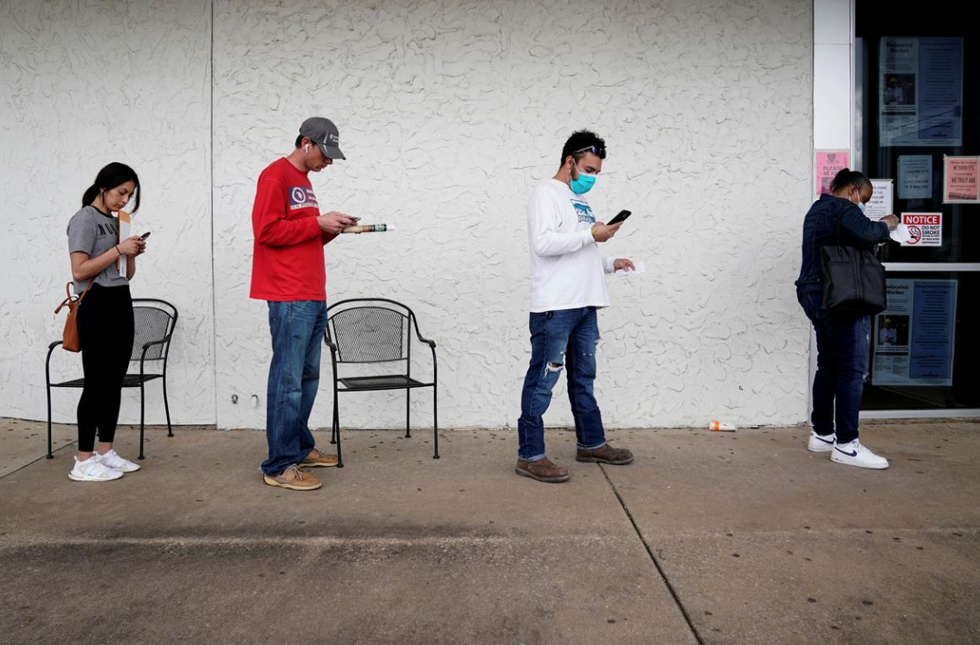     Những người mất việc xếp hàng chờ nộp đơn thất nghiệp sau khi bùng phát bệnh coronavirus (COVID-19), tại Trung tâm lực lượng lao động Arkansas ở Fayetteville, Arkansas, Mỹ ngày 6/4/2020. Ảnh: REUTERS 