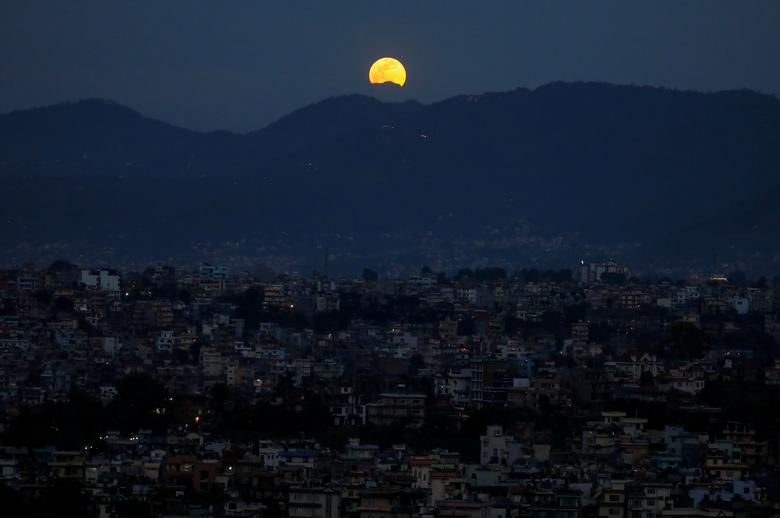 Mặt trăng mọc lên trên Thung lũng Kathmandu, ở thủ đô Kathmandu, Nepal.