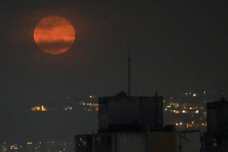 Siêu trăng mọc lên tại thành phố Caracas, Venezuela.