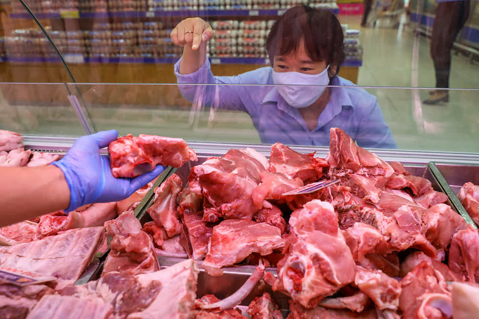 Nhập khẩu thịt tăng gấp 3 lần, giá thịt heo vẫn cao ngất ngưởng
