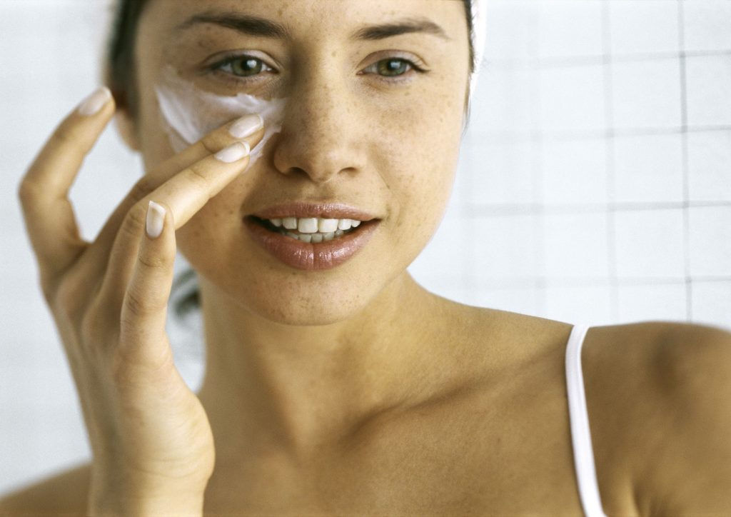 Để đảm bảo tính hiệu quả và an toàn, các nàng nên sở hữu sản phẩm kem mắt chuyên dụng. Ảnh: Getty Image. 