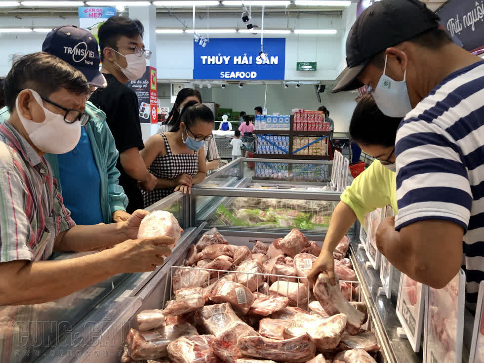     Quầy thịt heo nhập khẩu được khá nhiều người dân ghé xem. 
