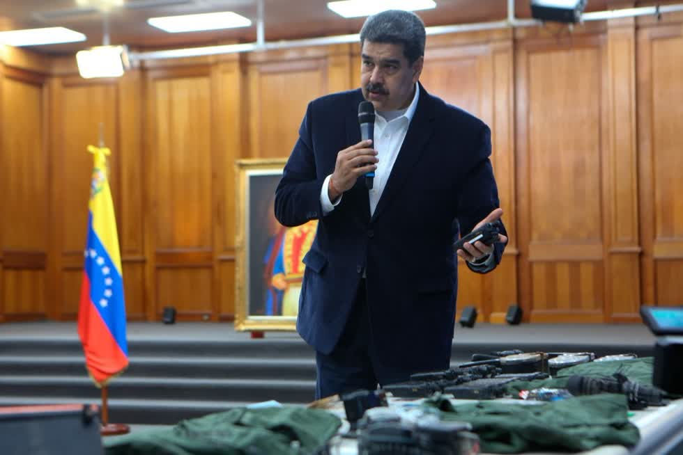   Bức ảnh này do văn phòng báo chí tổng thống của Venezuela công bố cho thấy Tổng thống Nicolás Maduro đang nói về các thiết bị quân sự mà ông nói đã bị tịch thu trong một vụ đột nhập vào Venezuela ngày 4/5/2020. Ảnh: AP  