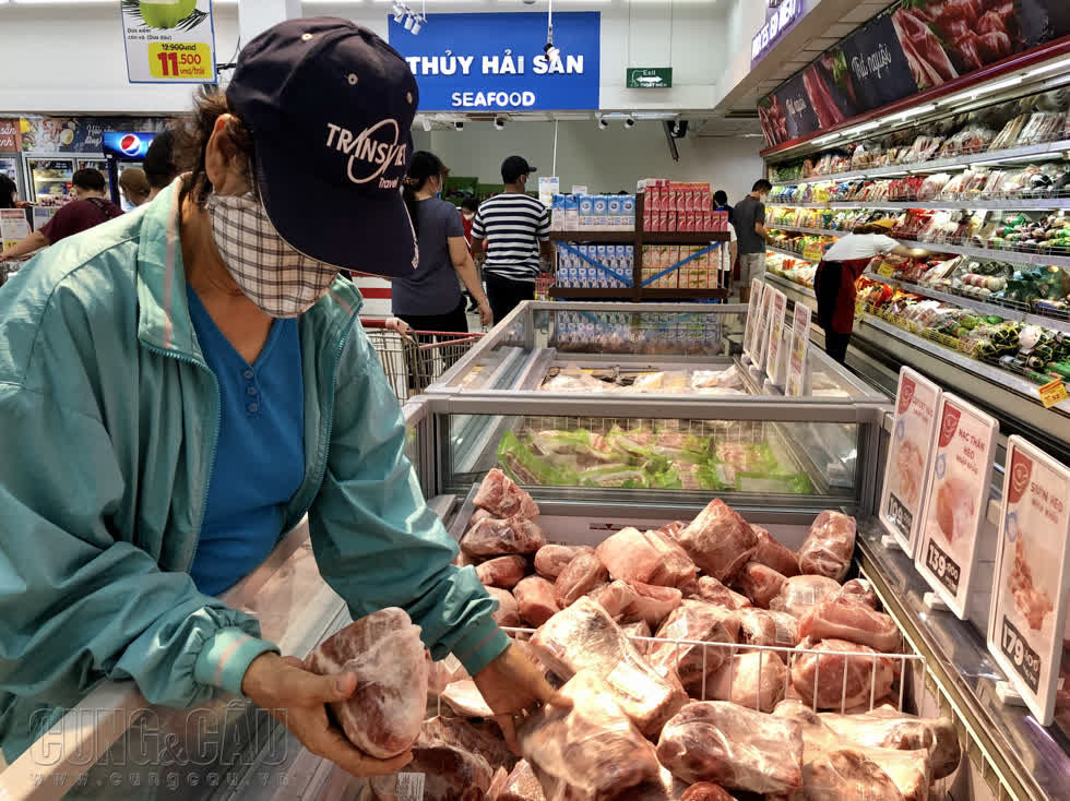     Thịt heo nhập khẩu được người tiêu dùng đón nhận vì giá rẻ. 