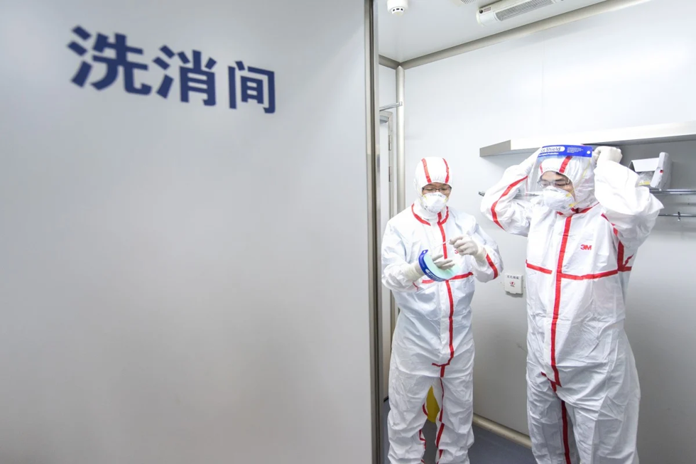Nhân viên tại Viện Virus học Vũ Hán phải thực hiện các quy trình an toàn nghiêm ngặt. Ảnh: Tân Hoa Xã.
