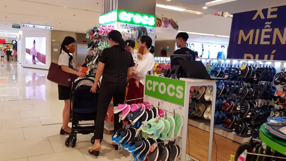  Nhiều người tiêu dùng bắt đầu mua sắm trở lại sau dịch - Ảnh: Cẩm Viên. 