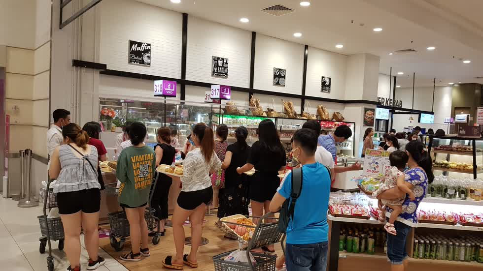 Người dân xếp hàng mua sắm tại siêu thị - Ảnh: Cẩm Viên. 