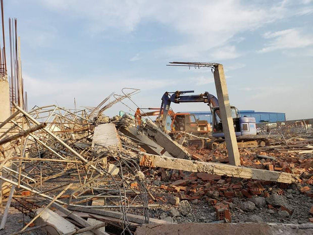 Nhà thầu thi công vụ tường sập đè chết 10 người ở tỉnh Đồng Nai nói trước khi xảy ra vụ việc có cơn gió lốc? Ảnh: Nhịp Sống Việt