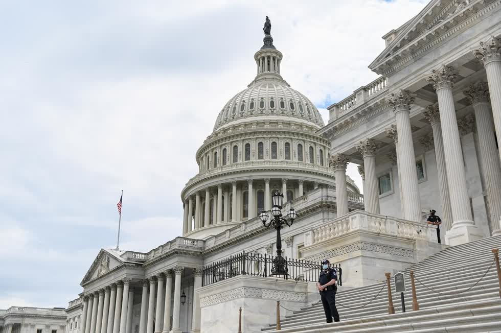 Cảnh sát đeo khẩu trang bảo vệ Tòa nhà Quốc hội Hoa Kỳ ngày 14/5. Ảnh: Reuters.