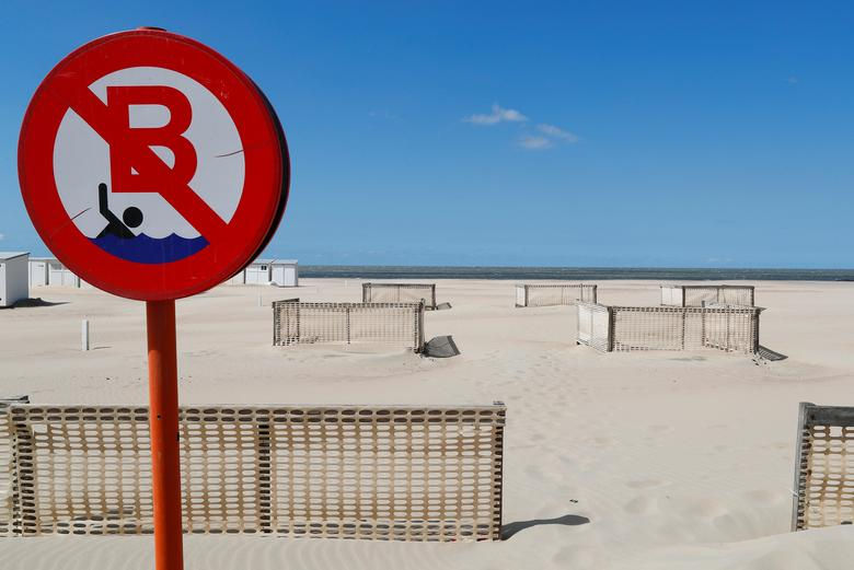   Hàng rào được thiết lập để đảm bảo các quy tắc phân tán xã hội trên một bãi biển hoang vắng khi Bỉ bắt đầu nới lỏng các hạn chế phong tỏa ở Knokke-Heist, Bỉ, ngày 14/5. Ảnh: REUTERS  