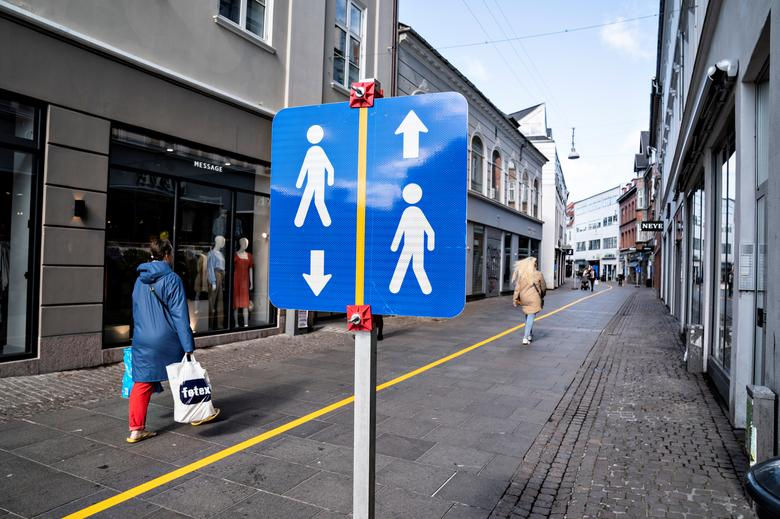   Một dải màu vàng được vẽ ở giữa phố đi bộ để giúp mọi người tuân thủ các nguyên tắc khoảng cách xã hội ở Aalborg, Đan Mạch, ngày 4/5. Ảnh: REUTERS  